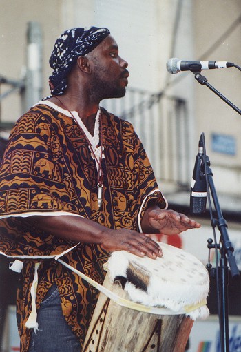 Chistian Kibongui jouant avec un Ngoma