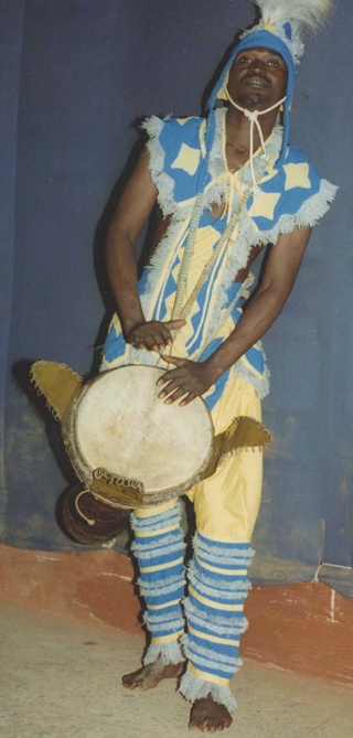 Lamine Lopez Soumah dans le premier costume des percussions