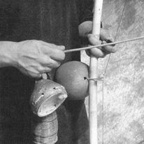 Position de tenue du Berimbau