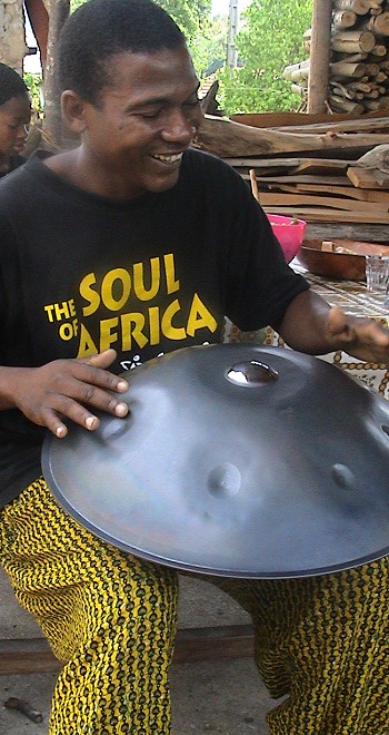 Diarra Konat (fils de Famoudou Konat) a galement t sduit par cet instrument magique ! ( Saint Julien en Vercors - t 2003)