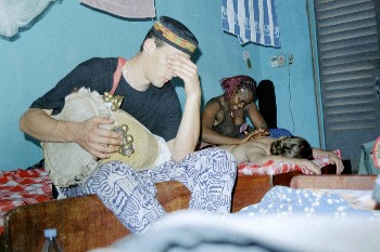  Didier Patris - FESTIP 2003 de Bamako - On mdite un toque de Batas ou alors massage.